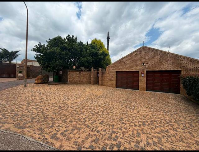 6 BEDROOM HOUSE FOR SALE IN AERORAND